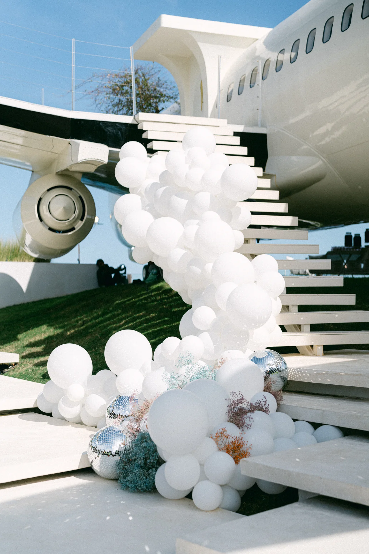 A balloon arch built on the aircraft stairs