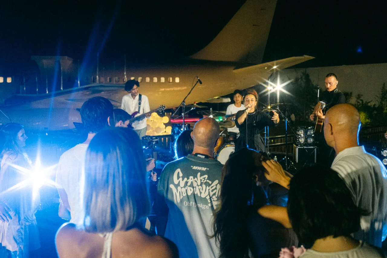 The crowd in front of a live band under the tail